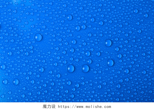 蓝色背景下的水滴特写蓝色背景上滴
